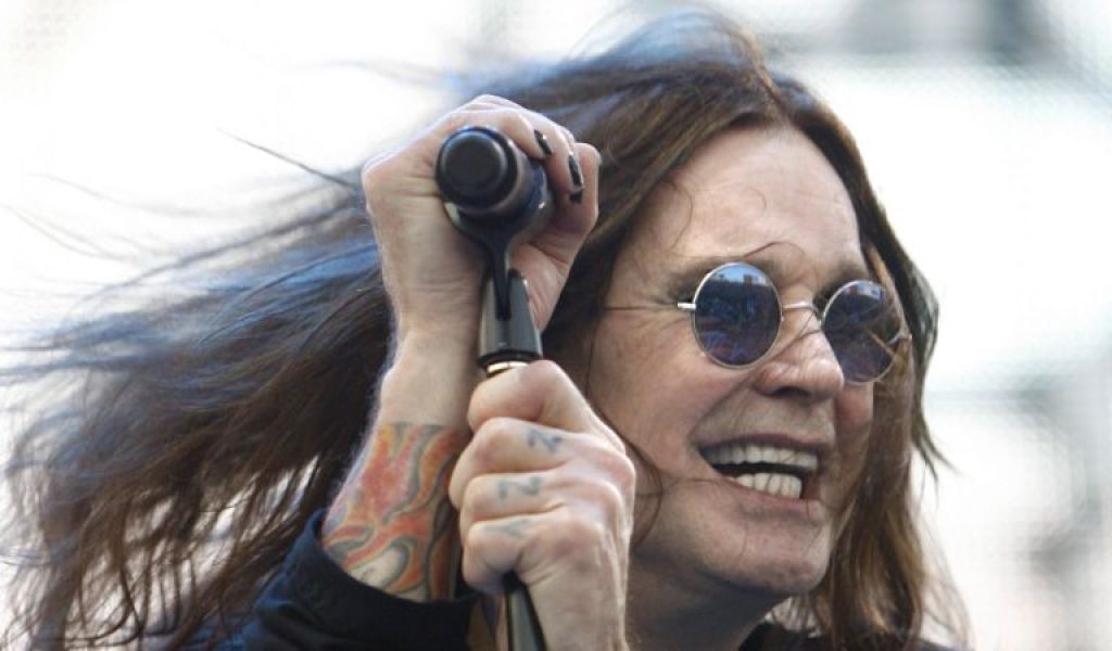 Ozzy Osbourne cantando no palco com morcego em destaque