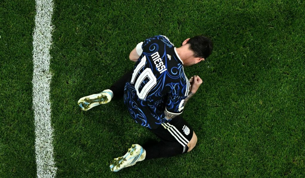 De-joelhos-Messi-comemora-classificacao-da-Argentina-para-a-final-da-Copa-do-Mundo-scaled-aspect-ratio-512-320-1.jpg